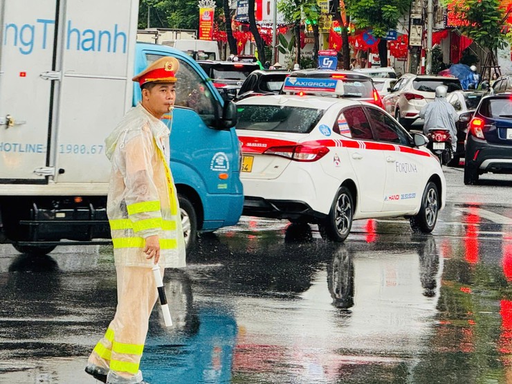 Cảnh sát giao thông Hà Nội căng mình phân luồng, giúp dân trong mưa ngập- Ảnh 4.