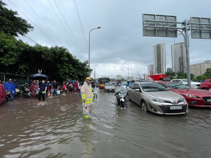 Cảnh sát giao thông Hà Nội căng mình phân luồng, giúp dân trong mưa ngập- Ảnh 5.