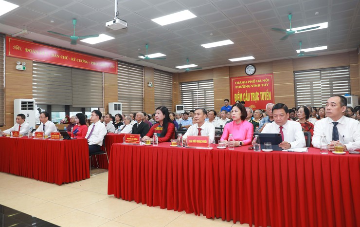 Chủ tịch Ủy ban MTTQ Việt Nam Thành phố Nguyễn Lan Hương trao Huy hiệu Đảng tại Đảng bộ phường Vĩnh Tuy- Ảnh 1.