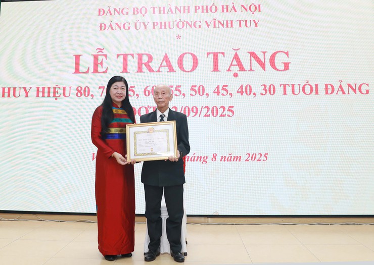 Chủ tịch Ủy ban MTTQ Việt Nam Thành phố Nguyễn Lan Hương trao Huy hiệu Đảng tại Đảng bộ phường Vĩnh Tuy- Ảnh 2.