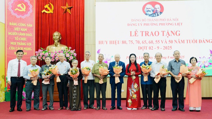 Phương Liệt: 245 đảng viên được trao Huy hiệu Đảng đợt 2/9- Ảnh 3.
