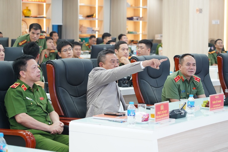 Chủ tịch UBND Thành phố trực tiếp chỉ đạo công tác bảo đảm an ninh trật tự sơ duyệt diễu binh, diễu hành "A80"- Ảnh 2.