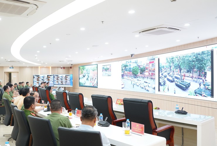 Chủ tịch UBND Thành phố trực tiếp chỉ đạo công tác bảo đảm an ninh trật tự sơ duyệt diễu binh, diễu hành "A80"- Ảnh 1.