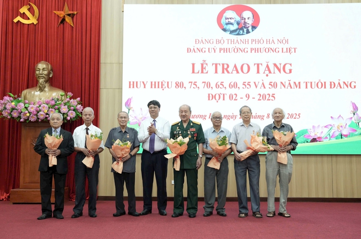 Phương Liệt: 245 đảng viên được trao Huy hiệu Đảng đợt 2/9- Ảnh 2.