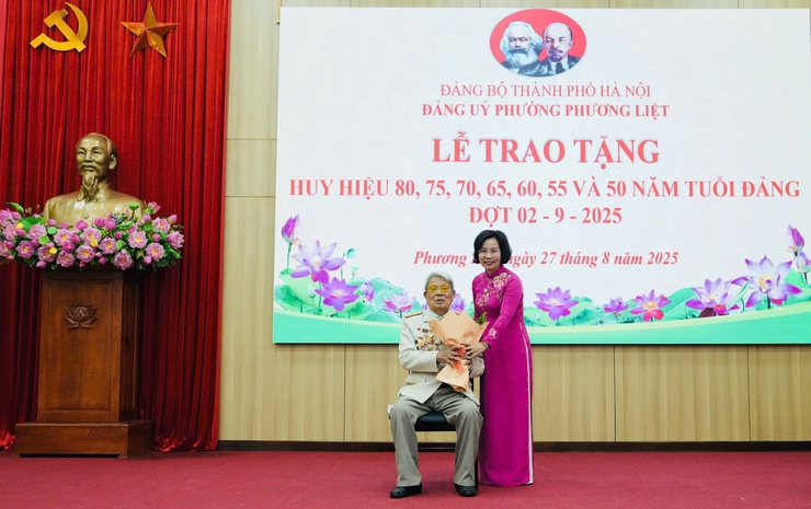 Phương Liệt: 245 đảng viên được trao Huy hiệu Đảng đợt 2/9- Ảnh 1.
