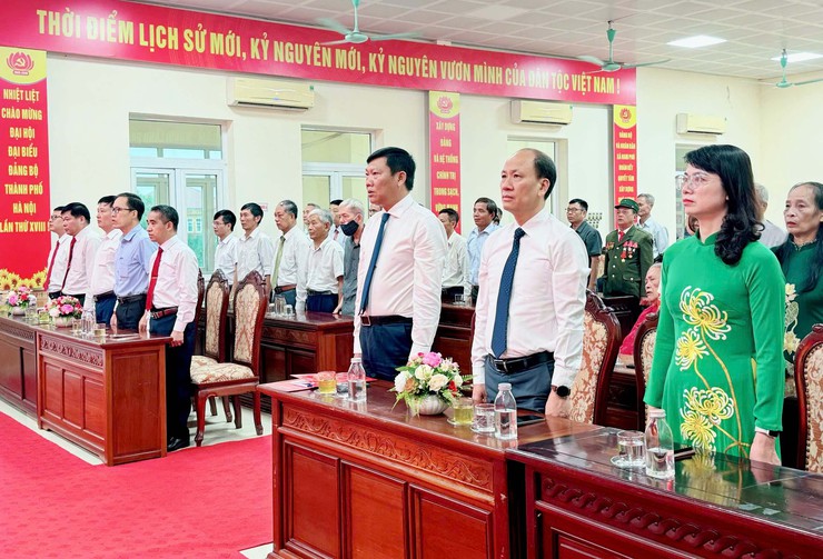Trưởng Ban Nội chính Thành ủy Đỗ Anh Tuấn trao tặng Huy hiệu Đảng tại xã Nam Phù- Ảnh 1.