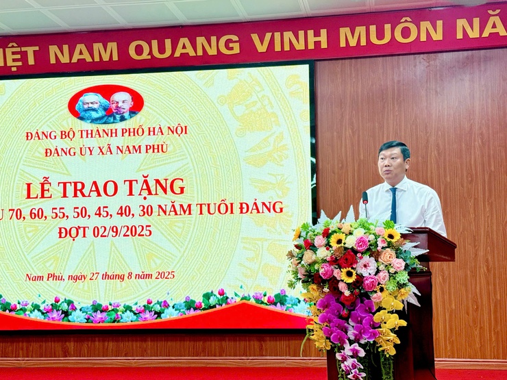 Trưởng Ban Nội chính Thành ủy Đỗ Anh Tuấn trao tặng Huy hiệu Đảng tại xã Nam Phù- Ảnh 2.