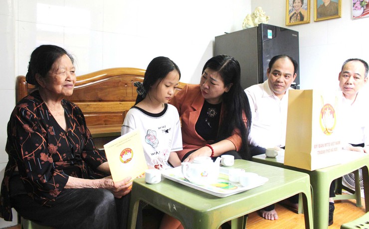 Đồng chí Nguyễn Lan Hương thăm, tặng quà các gia đình có hoàn cảnh khó khăn phường Vĩnh Tuy- Ảnh 1.