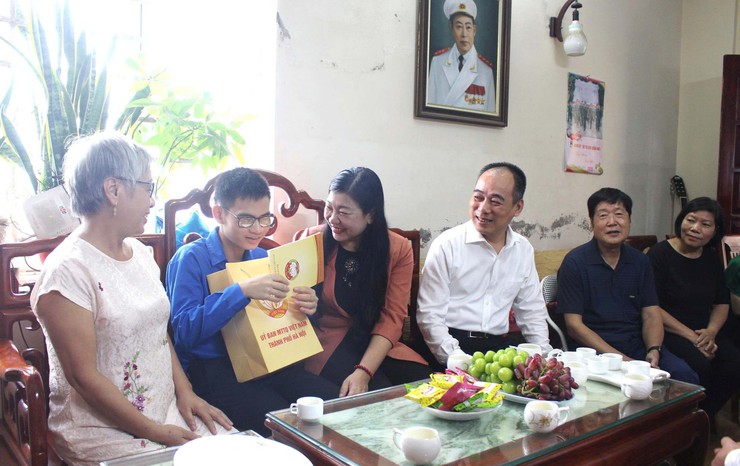Đồng chí Nguyễn Lan Hương thăm, tặng quà các gia đình có hoàn cảnh khó khăn phường Vĩnh Tuy- Ảnh 2.
