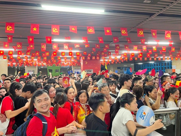 Tàu điện chạy xuyên đêm phục vụ Tổng duyệt và Lễ diễu binh, diễu hành 80 năm Quốc khánh 2/9- Ảnh 2.