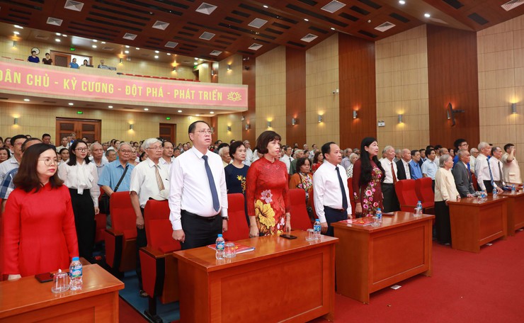 Đồng chí Nguyễn Lan Hương trao Huy hiệu Đảng tặng đảng viên lão thành phường Bạch Mai- Ảnh 1.