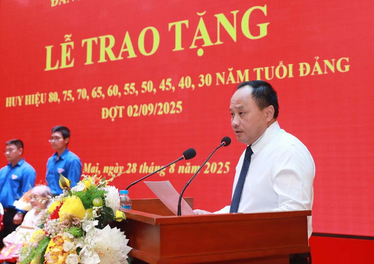Đồng chí Nguyễn Lan Hương trao Huy hiệu Đảng tặng đảng viên lão thành phường Bạch Mai- Ảnh 6.