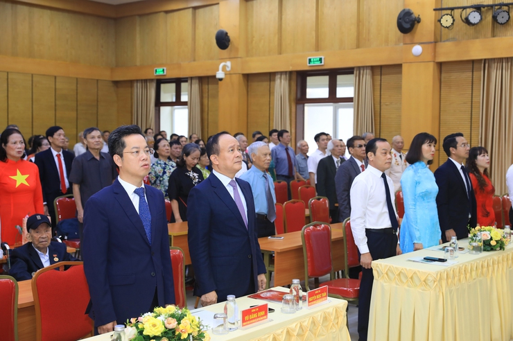 Chủ tịch HĐND Thành phố Nguyễn Ngọc Tuấn trao Huy hiệu Đảng tại Đảng bộ phường Hoàn Kiếm- Ảnh 1.