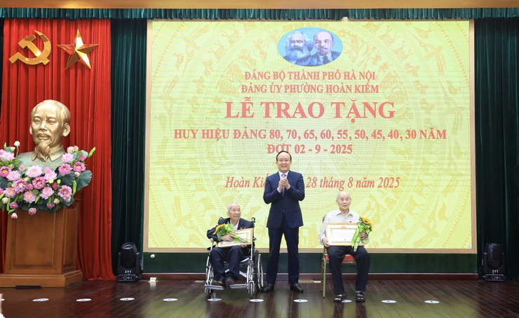 Chủ tịch HĐND Thành phố Nguyễn Ngọc Tuấn trao Huy hiệu Đảng tại Đảng bộ phường Hoàn Kiếm- Ảnh 3.