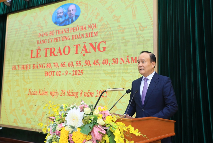 Chủ tịch HĐND Thành phố Nguyễn Ngọc Tuấn trao Huy hiệu Đảng tại Đảng bộ phường Hoàn Kiếm- Ảnh 4.