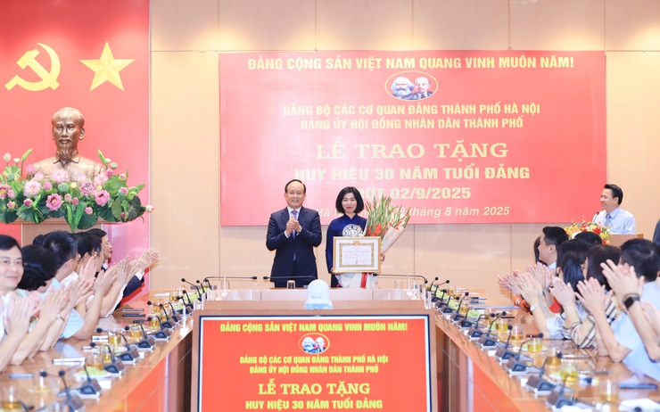 Phó Chủ tịch Thường trực HĐND Thành phố Phùng Thị Hồng Hà nhận Huy hiệu 30 năm tuổi Đảng- Ảnh 1.