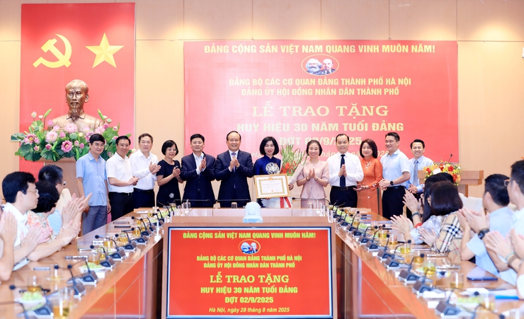 Phó Chủ tịch Thường trực HĐND Thành phố Phùng Thị Hồng Hà nhận Huy hiệu 30 năm tuổi Đảng- Ảnh 2.