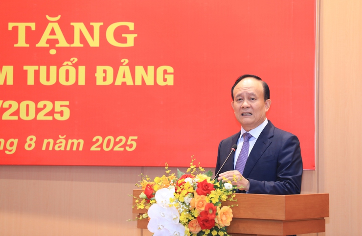 Phó Chủ tịch Thường trực HĐND Thành phố Phùng Thị Hồng Hà nhận Huy hiệu 30 năm tuổi Đảng- Ảnh 3.