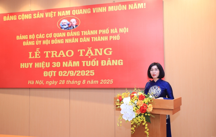 Phó Chủ tịch Thường trực HĐND Thành phố Phùng Thị Hồng Hà nhận Huy hiệu 30 năm tuổi Đảng- Ảnh 4.