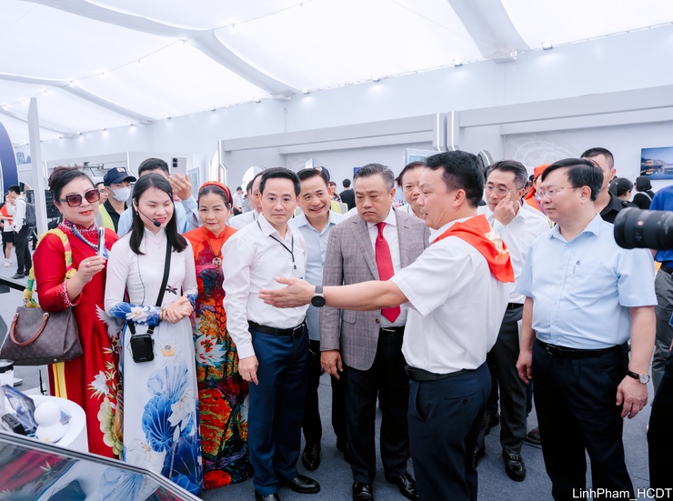 Chủ tịch UBND Thành phố Trần Sỹ Thanh tham quan Không gian Truyền thống và Sáng tạo Hà Nội 2025- Ảnh 8.