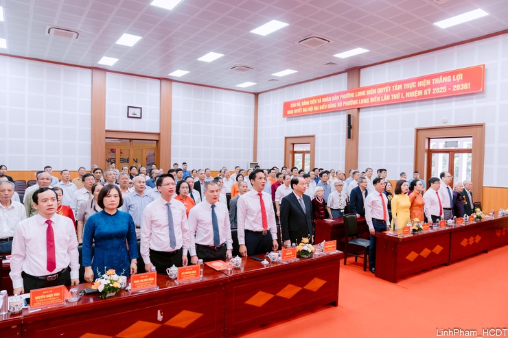 Đảng ủy phường Long Biên tổ chức Lễ trao tặng Huy hiệu Đảng đợt 2/9- Ảnh 1.