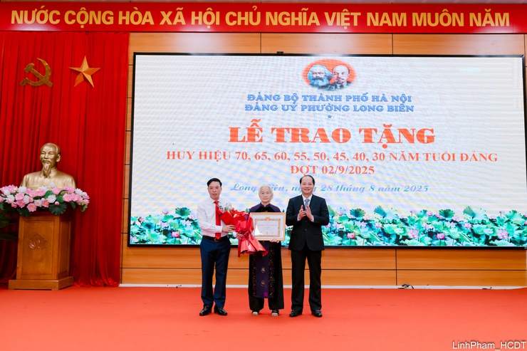Đảng ủy phường Long Biên tổ chức Lễ trao tặng Huy hiệu Đảng đợt 2/9- Ảnh 2.