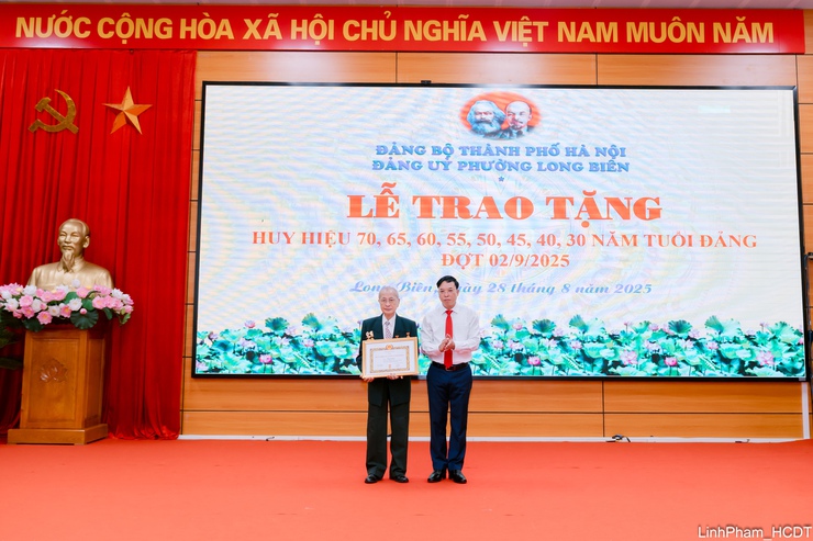 Đảng ủy phường Long Biên tổ chức Lễ trao tặng Huy hiệu Đảng đợt 2/9- Ảnh 3.