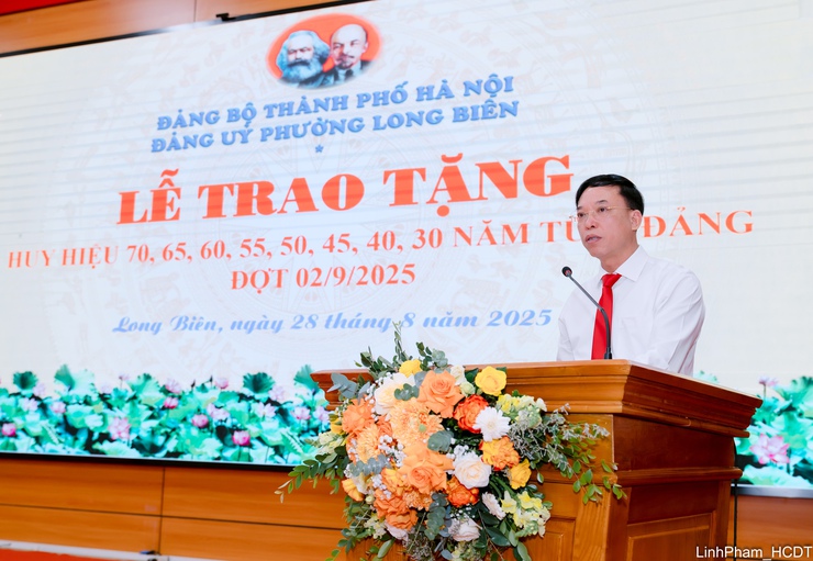 Đảng ủy phường Long Biên tổ chức Lễ trao tặng Huy hiệu Đảng đợt 2/9- Ảnh 4.