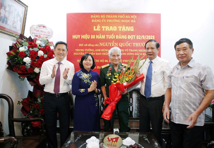 Bí thư Thành ủy Bùi Thị Minh Hoài trao Huy hiệu 80 năm tuổi đảng tặng Trung tướng Nguyễn Quốc Thước- Ảnh 1.