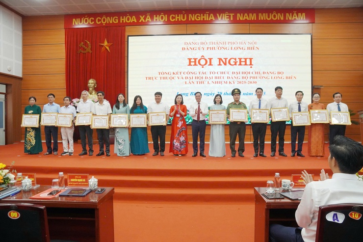 Đảng bộ phường Long Biên: Tổng kết công tác chỉ đạo Đại hội lần thứ I, khẳng định quyết tâm mới cho nhiệm kỳ 2025-2030- Ảnh 5.