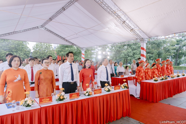 Phường Long Biên gắn biển tên tuyến phố, công trình công cộng chào mừng Quốc khánh 2/9- Ảnh 1.