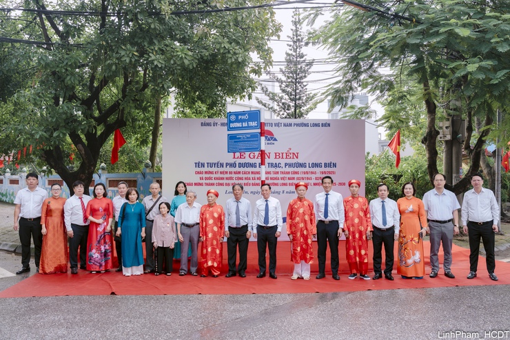 Phường Long Biên gắn biển tên tuyến phố, công trình công cộng chào mừng Quốc khánh 2/9- Ảnh 6.