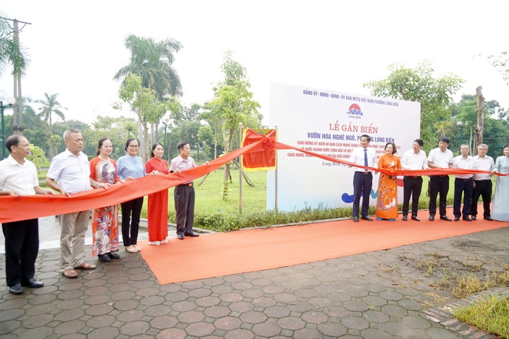 Phường Long Biên gắn biển tên tuyến phố, công trình công cộng chào mừng Quốc khánh 2/9- Ảnh 8.