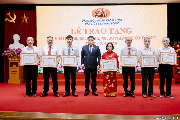 Đảng ủy phường Bồ Đề tổ chức Lễ trao Huy hiệu Đảng đợt 2/9- Ảnh 4.