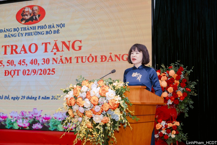 Đảng ủy phường Bồ Đề tổ chức Lễ trao Huy hiệu Đảng đợt 2/9- Ảnh 5.