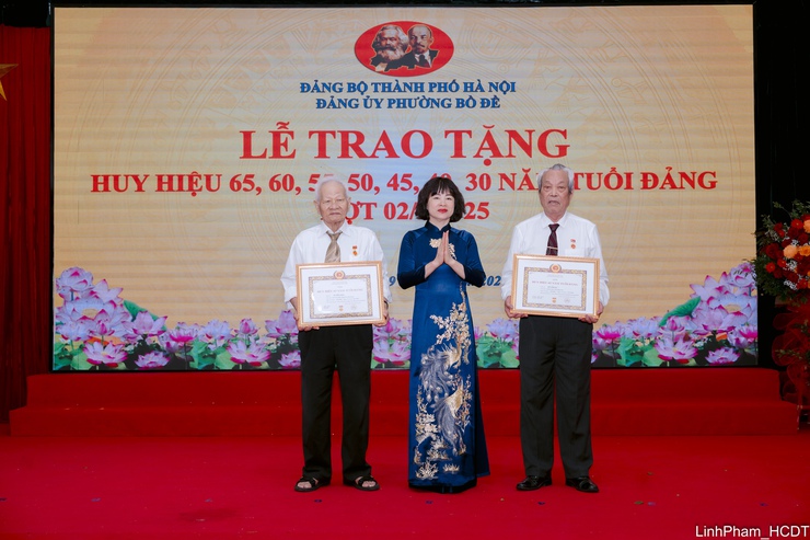 Đảng ủy phường Bồ Đề tổ chức Lễ trao Huy hiệu Đảng đợt 2/9- Ảnh 2.