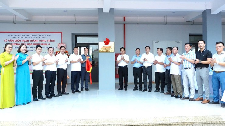 Bình Minh: Gắn biển công trình Trường Tiểu học Bình Minh A chào mừng Đại hội đại biểu Đảng bộ xã lần thứ I- Ảnh 3.