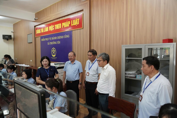Phó Chủ tịch UBND Thành phố Trương Việt Dũng trao Thư cảm ơn Điểm Phục vụ hành chính công xã Thường Tín- Ảnh 1.
