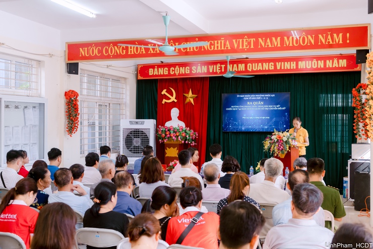 Người dân phường Phúc Lợi hào hứng, tự tin hơn với các tiện ích số- Ảnh 2.