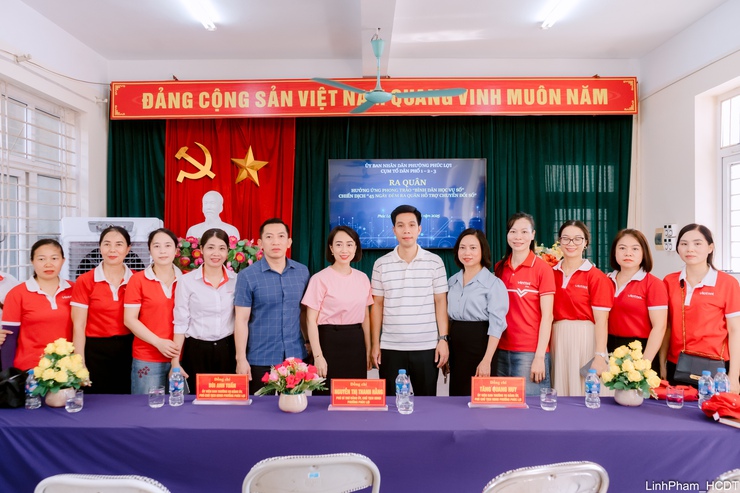 Người dân phường Phúc Lợi hào hứng, tự tin hơn với các tiện ích số- Ảnh 1.