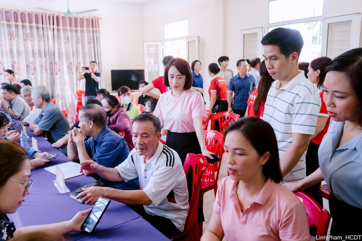 Người dân phường Phúc Lợi hào hứng, tự tin hơn với các tiện ích số- Ảnh 3.