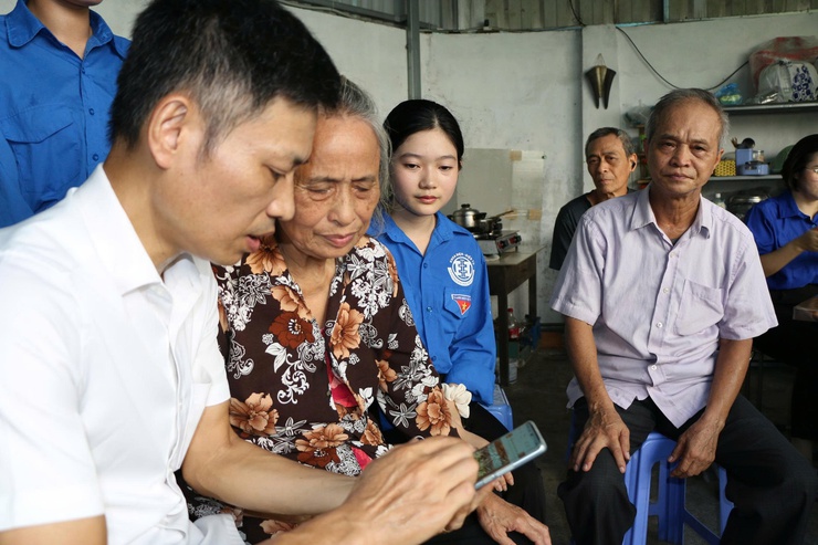 Người dân phường Phúc Lợi hào hứng, tự tin hơn với các tiện ích số- Ảnh 10.