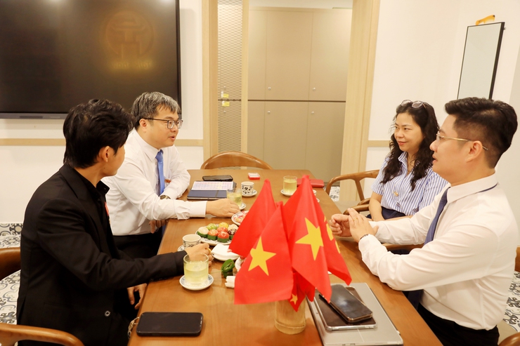 Phó Chủ tịch UBND Thành phố Trương Việt Dũng kiểm tra công tác phục vụ người dân và phóng viên báo chí tại Trung tâm Báo chí Thủ đô- Ảnh 2.