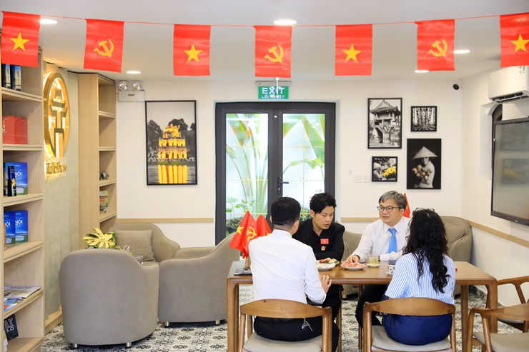 Phó Chủ tịch UBND Thành phố Trương Việt Dũng kiểm tra công tác phục vụ người dân và phóng viên báo chí tại Trung tâm Báo chí Thủ đô- Ảnh 1.