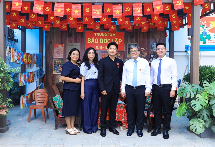 Phó Chủ tịch UBND Thành phố Trương Việt Dũng kiểm tra công tác phục vụ người dân và phóng viên báo chí tại Trung tâm Báo chí Thủ đô- Ảnh 4.