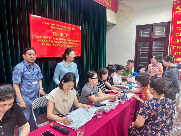 Phường Long Biên triển khai tặng quà nhân dịp Quốc khánh 2/9- Ảnh 4.