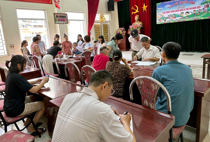 Phường Xuân Đỉnh chi trả hơn 4,9 tỷ đồng tiền quà Quốc khánh 2/9 cho Nhân dân- Ảnh 1.