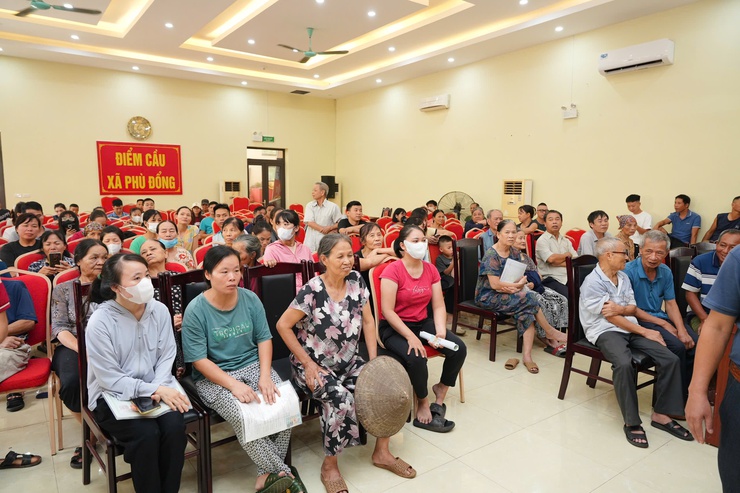 Nhân dân xã Phù Đổng vui mừng, phấn khởi nhận quà dịp Quốc Khánh- Ảnh 2.
