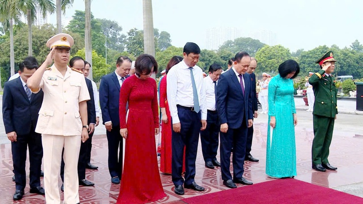 Lãnh đạo Đảng, Nhà nước và thành phố Hà Nội viếng Chủ tịch Hồ Chí Minh, các Anh hùng liệt sĩ- Ảnh 7.