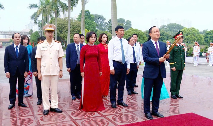 Lãnh đạo Đảng, Nhà nước và thành phố Hà Nội viếng Chủ tịch Hồ Chí Minh, các Anh hùng liệt sĩ- Ảnh 6.